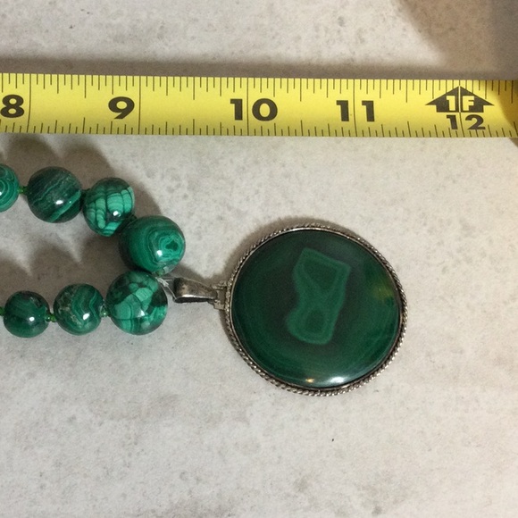 Emerald green beaded necklace with drop pendant - Picture 7 of 7